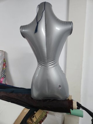 Maniquí inflable plateado