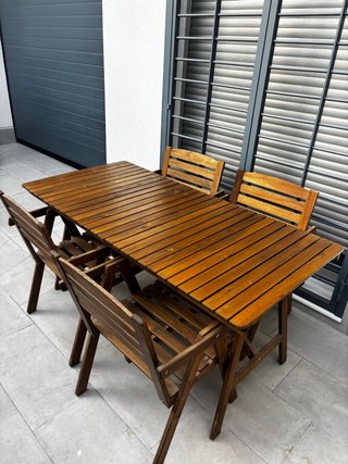 Mesa de exterior con 4 sillas de madera