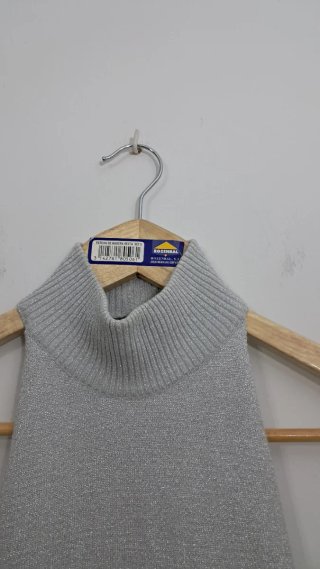 Top Plateado Brillante con Cuello Alto