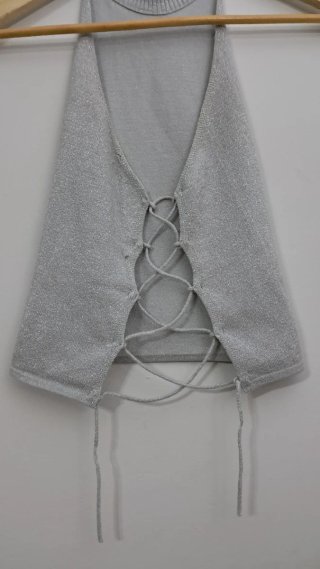 Top Plateado Brillante con Cuello Alto