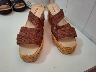 Sandalias cuña Miser marrón
