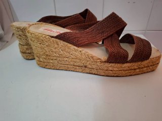 Sandalias cuña Miser marrón