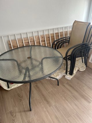 Mesa y sillas de jardín