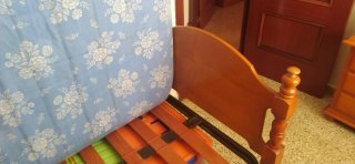 Cama de madera con somier,colchon y almohada juego