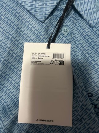 Polo azul com padrão