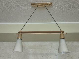 Lámpara colgante dorada y madera