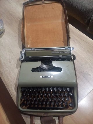 Máquina de escribir Hispano Olivetti Pluma 22