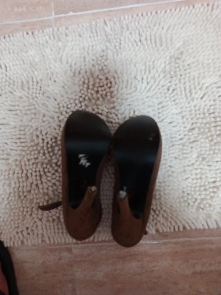 Zapatos de tacón marrones con flores