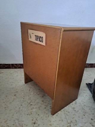 Mesita de noche de madera