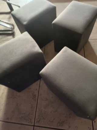 4 puffs de sofá grises