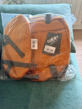 Mochila de viaje naranja y negra