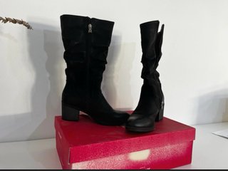 Botas negras de mujer