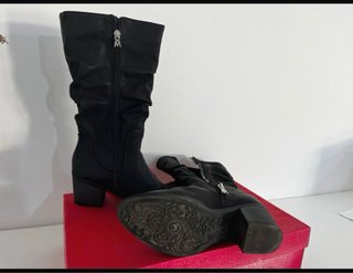 Botas negras de mujer
