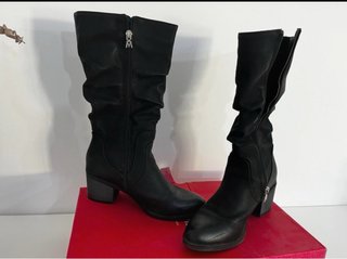 Botas negras de mujer