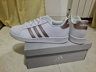 Zapatillas Adidas Blancas y Doradas
