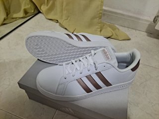 Zapatillas Adidas Blancas y Doradas