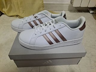 Zapatillas Adidas Blancas y Doradas
