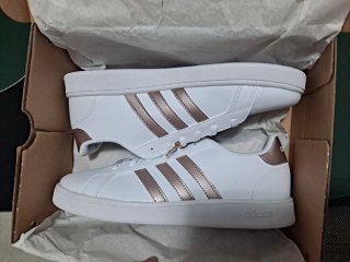 Zapatillas Adidas Blancas y Doradas