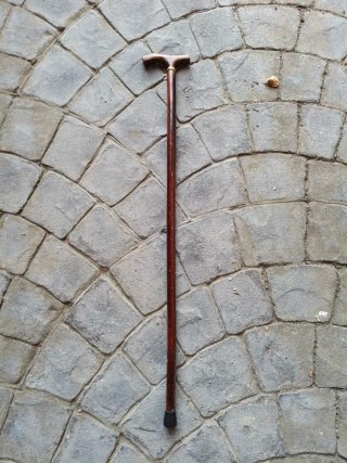 Baston de madera marron