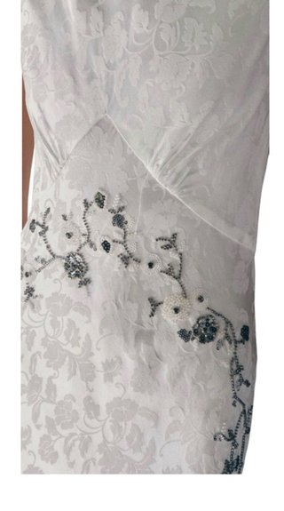 Vestido blanco bordado con abalorios