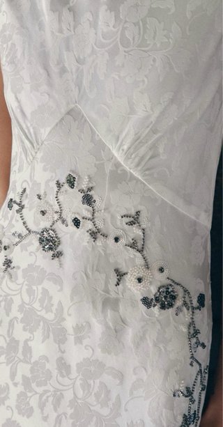 Vestido blanco bordado con abalorios