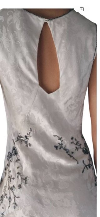 Vestido blanco bordado con abalorios