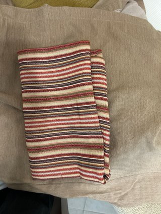 Ropa de camilla a rayas beige y roja