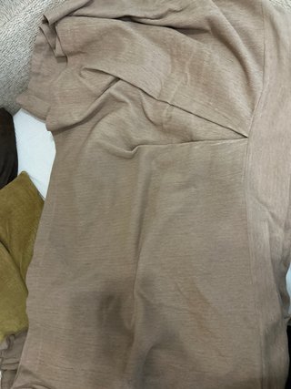 Ropa de camilla a rayas beige y roja