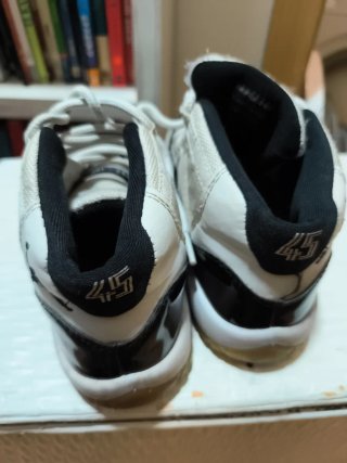 Zapatillas Jordan Negras y Blancas