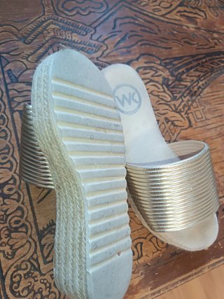 Zuecos dorados y beige