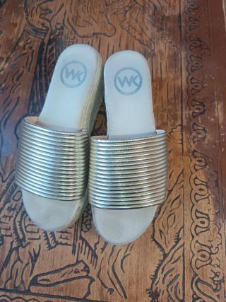 Zuecos dorados y beige