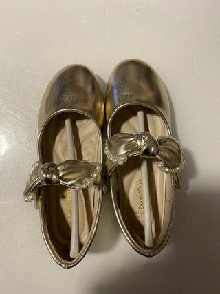 Zapatos dorados elegantes para niña talla 10