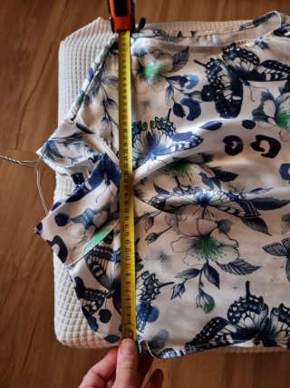 Blusa smanicata con farfalle e fiori