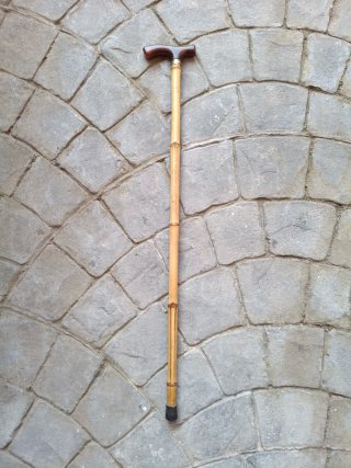 Baston de bambú con mango de madera