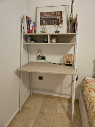 Escritorio con estantería de madera y metal