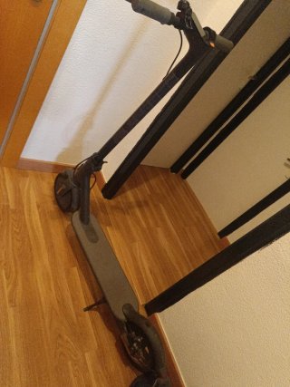 Patinete eléctrico gris