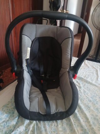 Silla de coche para bebé gris y negro