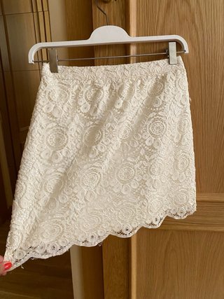 Falda Hollister encaje crema forrada T.0
