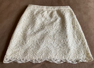 Falda Hollister encaje crema forrada T.0