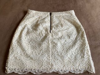 Falda Hollister encaje crema forrada T.0