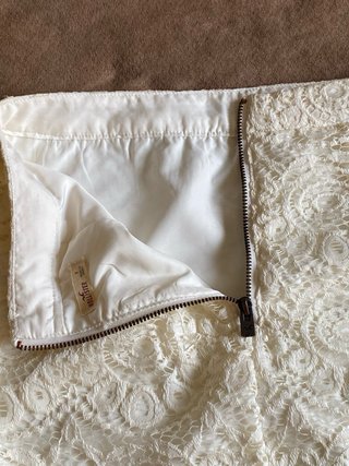Falda Hollister encaje crema forrada T.0