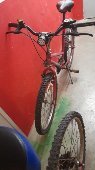 Bicicleta de montaña roja y otra rosa de paseo