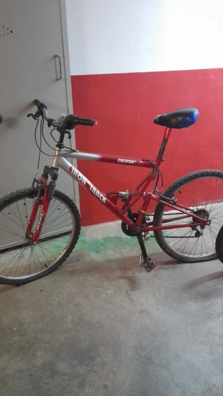 Bicicleta de montaña roja y otra rosa de paseo