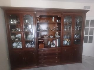 Mueble madera nogal con vitrinas. Solo el mueble.