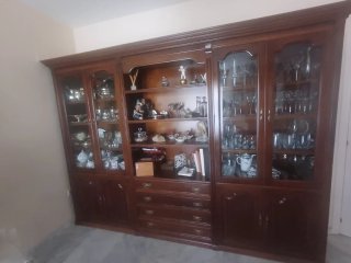 Mueble madera nogal con vitrinas. Solo el mueble.