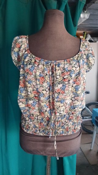 Blusa blanca con estampado de figuras