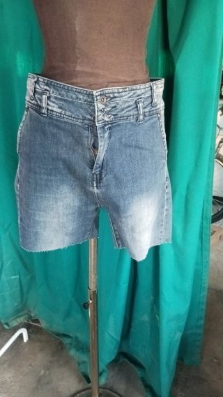 Blusa blanca con estampado de figuras