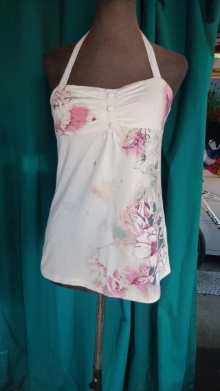 Blusa blanca con estampado de figuras