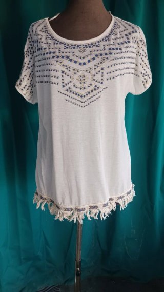 Blusa blanca con estampado de figuras