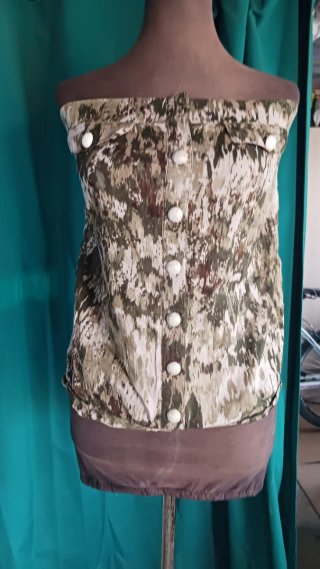 Blusa blanca con estampado de figuras